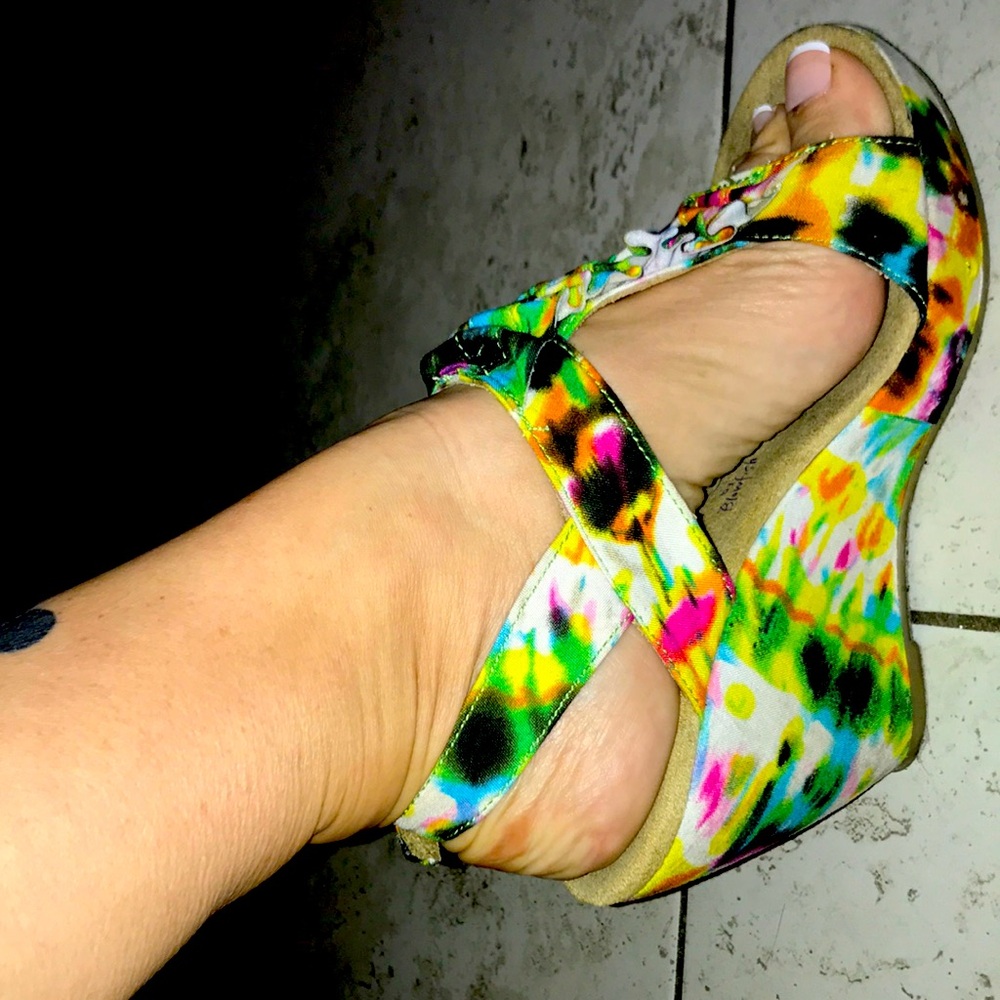 Super Cute Tie-Dye Wedges - Picture 1 of 12
